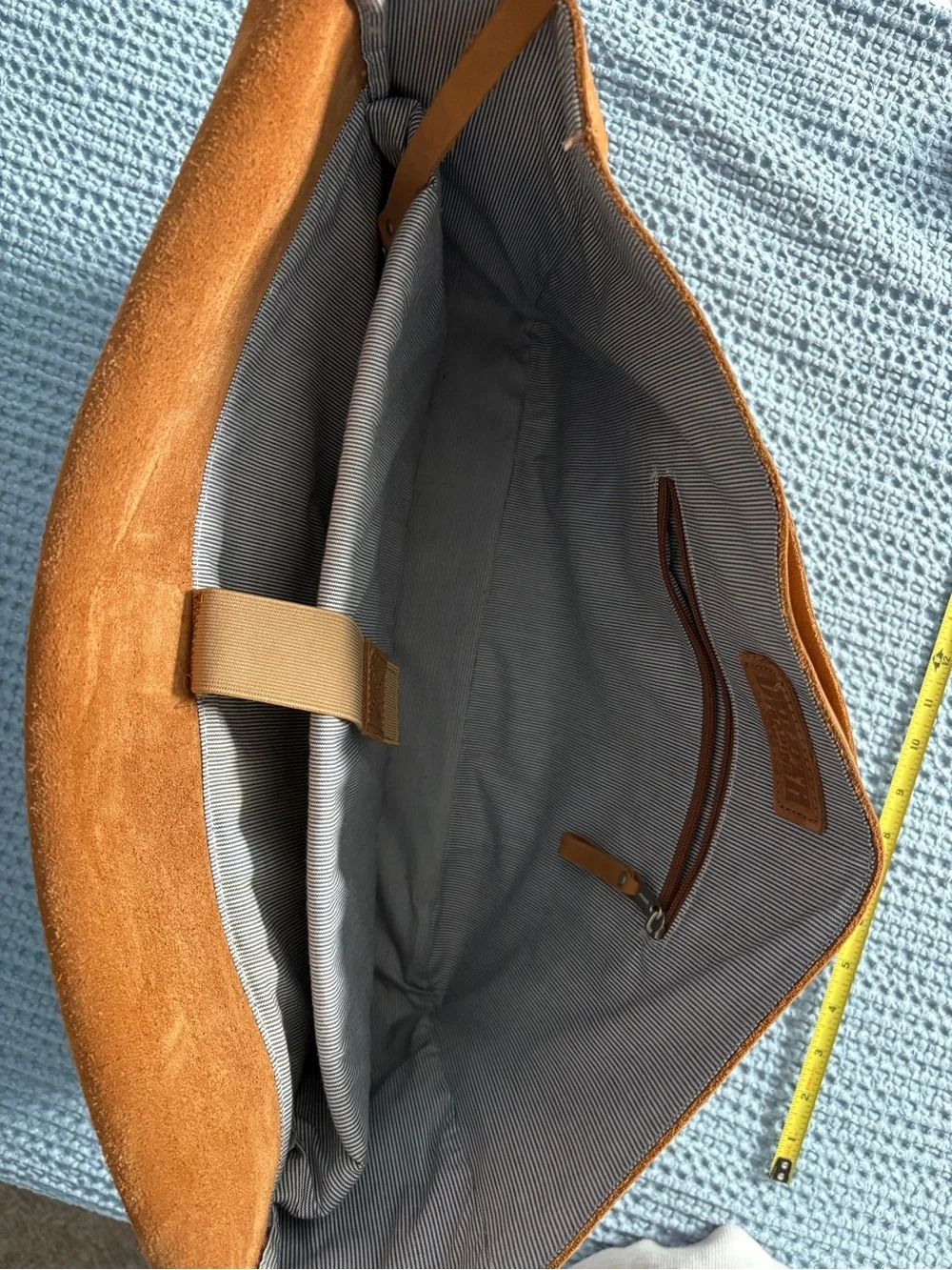Duluth Trading Co Tan Leather Messenger Bag with Black Shoulder Pad